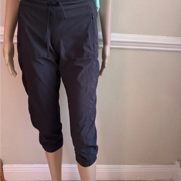 Athleta black Cropped Jogger Pants size 0  used . - Picture 3 of 12